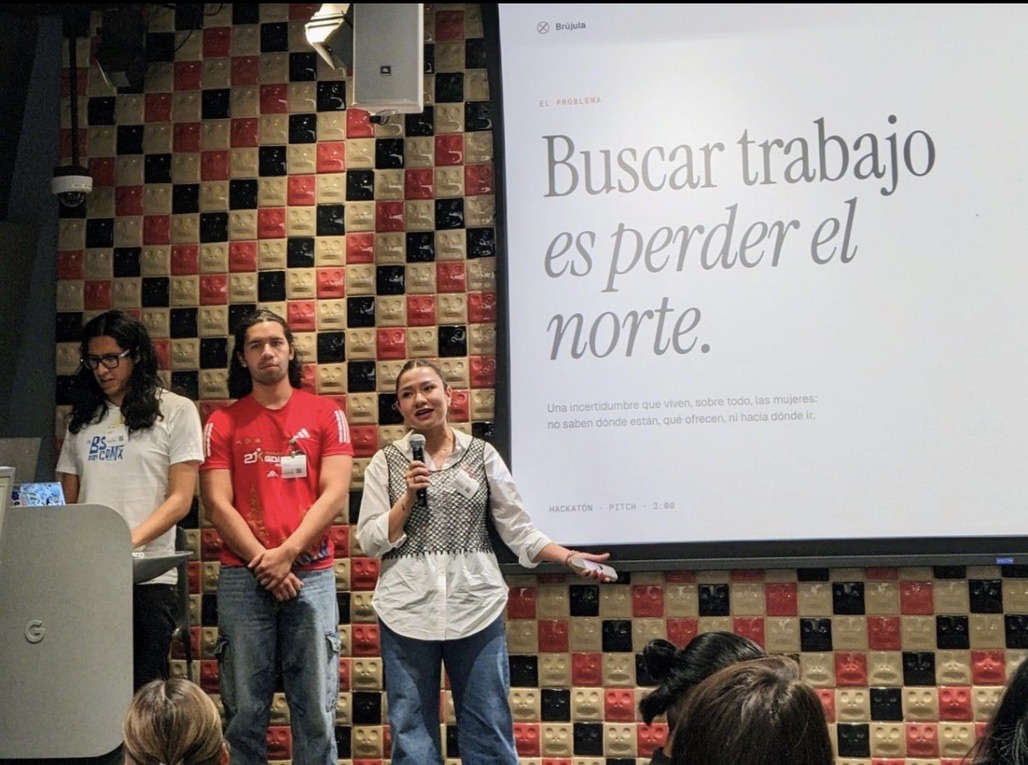 Mafer Galindo dando una charla en el hackathon de Google